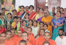 శ్రీ మహా సుబ్రహ్మణ్య వేదవేదాంగ విద్యాపీఠమ్ వస్త్ర పంపిణీ చేసిన నందమూరి మోహన రూపా, నందమూరి శ్రీమంతుని